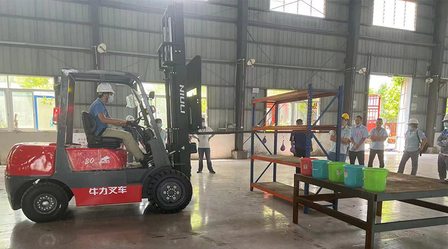 比技能 展風(fēng)采！金環(huán)電器參與鶴城鎮(zhèn)第二屆企業(yè)職工叉車技能競賽
