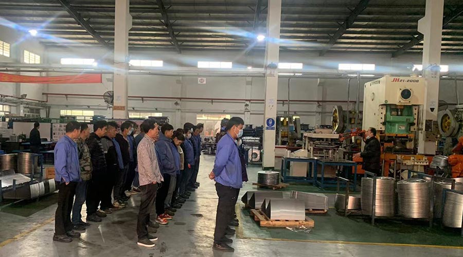 意氣奮發(fā)！金環(huán)電器沖壓車(chē)間組織人員開(kāi)展例行早會(huì)